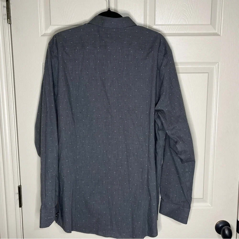 Banana Republic Men's gray button down Shirt. XL